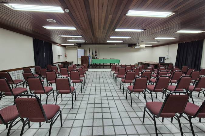 Sala de eventos com cadeiras em auditório