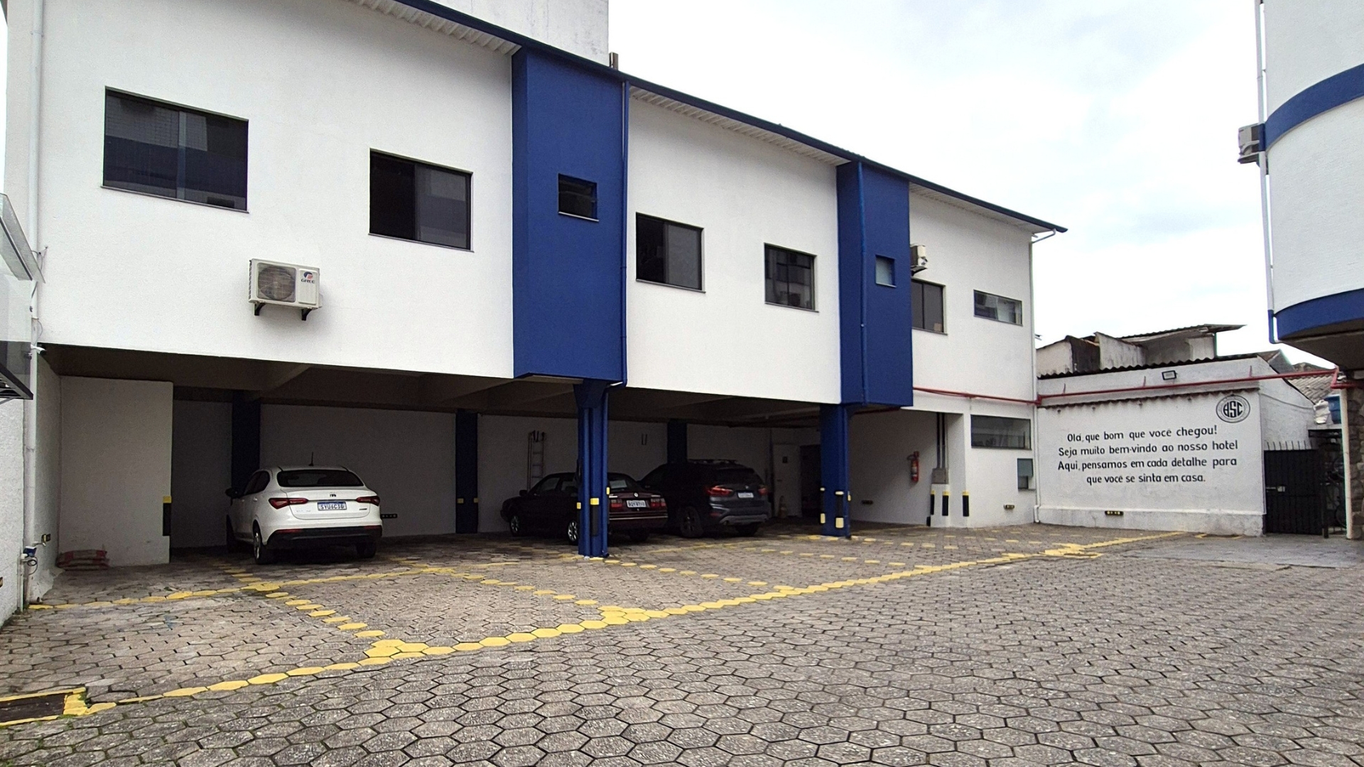 Estacionamento Privativo com Carregador para Carro Elétrico